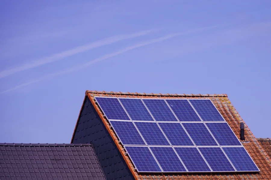 Paneles solares sobre el techo de una vivienda